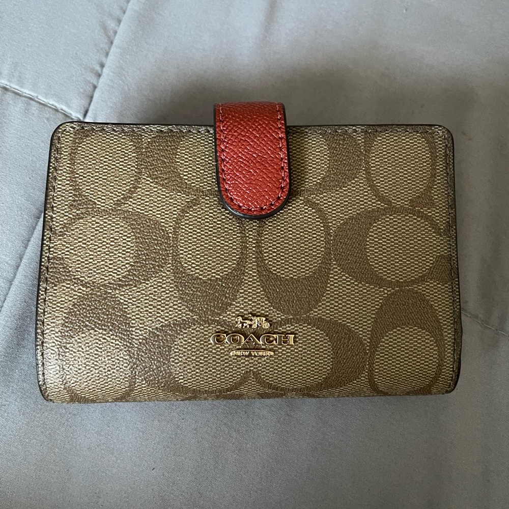 Coach Corner Zip In Signature Canvas